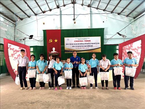 Thanh niên EVNGENCO2 thăm và trao quà đến các em học sinh Trường Dạy trẻ khuyết tật